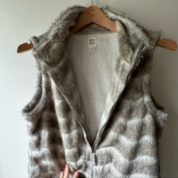 DYLAN silky-soft faux fur vest - Picture 4 of 7